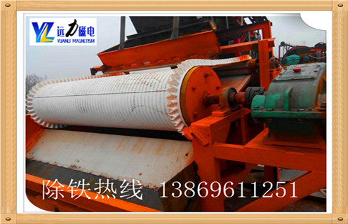 半逆流濕式磁選機(jī)結(jié)構(gòu)圖,半逆流濕式磁選機(jī)按照礦山中使用的方式:順游,半逆流,逆流三類.半逆流和逆流流動是從料倉通過導(dǎo)向材料到磁鼓的底槽,礦石漿料通過高壓水噴射到圓筒的底部.采礦面積,礦物質(zhì)經(jīng)過磁力的作用松散的懸浮到磁場中.磁性礦物在磁場中通過磁場力,沿著鼓旋轉(zhuǎn)到達(dá)濃縮區(qū),進(jìn)入濃縮物殘渣,從而使非磁性礦物進(jìn)入尾礦沿水進(jìn)入尾礦廢物,達(dá)到分選的目的.半逆流濕式磁選機(jī)結(jié)構(gòu)圖,半逆流濕式磁選機(jī)按照礦山中使用的方式:順游,半逆流,逆流三類.半逆流和逆流流動是從料倉通過導(dǎo)向材料到磁鼓的底槽,礦石漿料通過高壓水噴射到圓筒的底部.采礦面積,礦物質(zhì)經(jīng)過磁力的作用松散的懸浮到磁場中.磁性礦物在磁場中通過磁場力,沿著鼓旋轉(zhuǎn)到達(dá)濃縮區(qū),進(jìn)入濃縮物殘渣,從而使非磁性礦物進(jìn)入尾礦沿水進(jìn)入尾礦廢物,達(dá)到分選的目的.