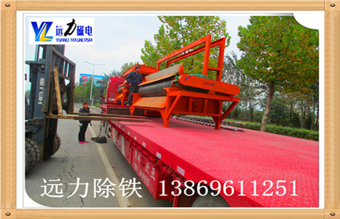 錳礦全自動(dòng)濕式磁選機(jī)是針對(duì)弱磁性礦物研發(fā)而成的永磁設(shè)備,磁性材料采用釹鐵硼,所以該設(shè)備磁性大,最高場(chǎng)強(qiáng)可達(dá)到16000高斯,不易退磁處理量大.遠(yuǎn)力磁電生產(chǎn)的錳礦全自動(dòng)濕式磁選機(jī)在菱錳礦石的選礦提純方面采用磁選的選礦方式,具有其他選礦方法所不能代替的選礦優(yōu)勢(shì),是分選錳礦和其他弱磁性礦石的理想的選礦設(shè)備. 1.錳礦全自動(dòng)濕式磁選機(jī)優(yōu)勢(shì) 1.1具有較高磁感應(yīng)強(qiáng)度,磁系全部使用釹鐵硼磁性材料,能實(shí)現(xiàn)較高的回收率,以達(dá)到粗選或掃選的目的 1.2小極距.多磁極交變磁系設(shè)計(jì),能在選礦過程中有效防止機(jī)械夾雜 1.3根據(jù)物料特點(diǎn)及選礦要求可選擇順流.逆流.半逆流槽體 1.4活動(dòng)式槽體,能根據(jù)物料的變化方便調(diào)整磁滾筒與槽體間的排礦間距,進(jìn)而調(diào)整精礦品位及設(shè)備處理量 1.5精礦排礦可使用高壓水沖或毛刷卸礦兩種方式,以實(shí)現(xiàn)強(qiáng)磁性礦物有效卸礦