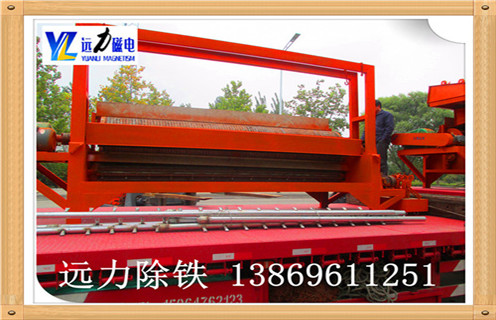 錳礦全自動(dòng)濕式磁選機(jī)是針對(duì)弱磁性礦物研發(fā)而成的永磁設(shè)備,磁性材料采用釹鐵硼,所以該設(shè)備磁性大,最高場(chǎng)強(qiáng)可達(dá)到16000高斯,不易退磁處理量大.遠(yuǎn)力磁電生產(chǎn)的錳礦全自動(dòng)濕式磁選機(jī)在菱錳礦石的選礦提純方面采用磁選的選礦方式,具有其他選礦方法所不能代替的選礦優(yōu)勢(shì),是分選錳礦和其他弱磁性礦石的理想的選礦設(shè)備. 1.錳礦全自動(dòng)濕式磁選機(jī)優(yōu)勢(shì) 1.1具有較高磁感應(yīng)強(qiáng)度,磁系全部使用釹鐵硼磁性材料,能實(shí)現(xiàn)較高的回收率,以達(dá)到粗選或掃選的目的 1.2小極距.多磁極交變磁系設(shè)計(jì),能在選礦過程中有效防止機(jī)械夾雜 1.3根據(jù)物料特點(diǎn)及選礦要求可選擇順流.逆流.半逆流槽體 1.4活動(dòng)式槽體,能根據(jù)物料的變化方便調(diào)整磁滾筒與槽體間的排礦間距,進(jìn)而調(diào)整精礦品位及設(shè)備處理量 1.5精礦排礦可使用高壓水沖或毛刷卸礦兩種方式,以實(shí)現(xiàn)強(qiáng)磁性礦物有效卸礦