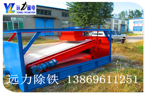 帶式平板磁選機采用優質除鐵磁選機皮帶 ,遠力平板磁選機這幾年的進步很多客戶都有目共睹,它從簡易的結構發展成為智能的.高效的.節能的優質設備,解決了很多弱磁性礦物的除鐵難題.遠力平板磁選機逆水行舟,強勢來襲,工作效率大步提升,除鐵提純精度高,是高效除鐵設備的代表. 1.遠力平板磁選機的性能優勢: ■整機完成粗篩分.磁選作業,優化選礦作業流程. ■主體磁選設備采用稀土制釹鐵硼強磁與鐵氧體組成復合磁系,磁感應強度高,磁場作用深度大. ■體積小,在經常拖動設備的情況下使用更方便. ■運行穩定,能適應惡劣環境下能長時間連續工作. ■磁滾筒表面加裝耐磨不銹鋼筒皮,保證更長的設備使用壽命. ■ 結構簡單. 處理量大,回收率高,節能環保.操作方便.易于維護等優點.