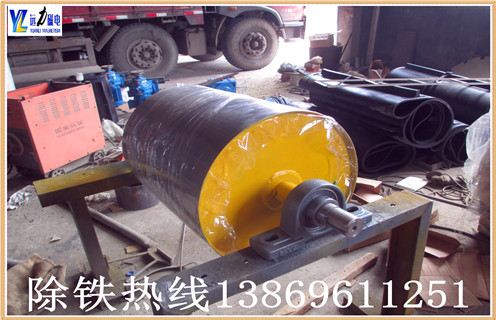 采用永磁滾筒的強磁處理碳酸鈣水效果顯著,高爐冷卻系統對于高爐正常生產和長壽至關重要.如果冷卻水有問題,在冷卻器水管內部沉淀雜質或結垢或被腐蝕,那么這些部位就會產生局部過熱現象,造成溫度的上升,無論冷卻器在設計上多么合理,終究擺脫不了被燒壞的命運.那什么能夠解決的這種棘手的問題呢?那就是永磁滾筒,接下來就由濰坊遠力小編給大家介紹一下永磁滾筒如何運用技術著手處理高爐循環冷卻水的. 采用永磁滾筒的強磁處理循環冷卻水可抑制碳酸鈣沉淀的生成,使得原來附著在管壁上的舊垢明顯脫落.經過對試驗數據的整理分析,得到磁化防垢效果的最佳方案為磁場強度為34000 Gs.磁處理能夠起到降低pH值的作用.冷卻水的pH值隨著時間的延長而增加,pH 值的增大將有助于垢的生成.研究表明永磁滾筒中的磁處理能夠減緩pH值的增長速度,故能起到防垢抑垢的作用.水樣靜止12h后pH值的變化規律與試驗進行中類似,說明磁處理具有“記憶效應”.隨著時間的增加.水溫的升高,經過磁場強度34000Gs處理的循環水的電導率下降的時間推后,使析出晶核的時間延長,抑制沉淀的產生