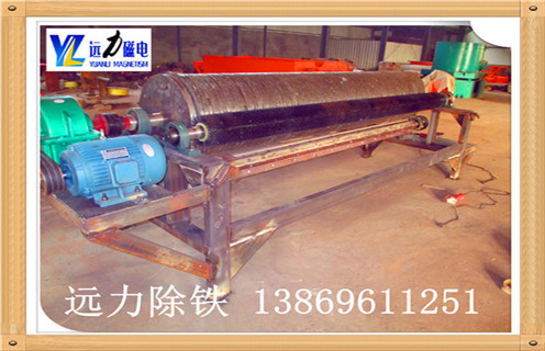 滾筒是永磁磁選機的核心部分,是影響磁選設備高效分選的重要指標,滾筒主要包括筒體.磁系.軸承,針對我公司的磁選設備滾筒的詳細分析,遠力磁電小編溫馨提示如下: 1.永磁磁選機材質: 皮為5mm厚優質不銹鋼板(1Cr18Ni9Ti),外包5mm厚高耐磨硫化橡膠,采用在硫化罐內直接硫化工藝制作,粘結強度高,使用過程中不會出現大塊脫落現象,使用壽命3年以上.端蓋為離心鑄造鋁合金,材質密實,無砂眼.氣孔缺陷. 2.永磁磁選機制作工藝: 筒皮與法蘭焊接后采用整體加工工藝,保證了筒體的平行變和重直變,對行長軸承壽命有了可靠保障.端蓋與法蘭間采用密封墊加密封膠工藝,確保筒體不進水,大大長磁系的使用壽命. 3.永磁磁選機磁系的材料選擇: 磁性材料全部采用國內知名廠家生產的高性能.高矯頑力.高剩磁的Y30BH鐵氧體和N40H釹鐵硼材料,保證磁系8年內退磁不超過5%.